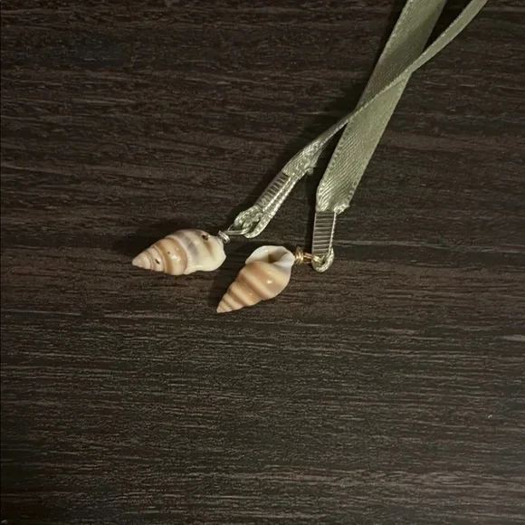 Shell Pendant Ribbon Bookmark - Picture 3 of 4